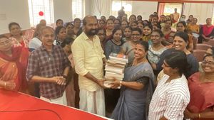വായനാ വിപ്ലവവുമായി കണ്ണൂര്‍; എല്ലാ വാര്‍ഡിലും ലൈബ്രറിയൊരുക്കാന്‍ കുടുംബശ്രീയുടെ പുസത്ക ശേഖരണം