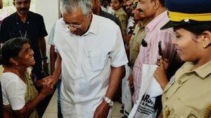 മുഖ്യമന്ത്രി പൊതുജനങ്ങളില്‍ നിന്നും  പരാതികള്‍ സ്വീകരിച്ചു, ഒരു ദിവസം ലഭിച്ചത് 550 പരാതികള്‍