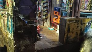 പയ്യന്നൂര്‍ മഹാദേവ ഗ്രാമത്തില്‍ ലഹരി ഉല്‍പന്നങ്ങള്‍ വിറ്റ കട സിപിഎം -ഡിവൈഎഫ്ഐ പ്രവര്‍ത്തകര്‍ അടിച്ചു തകര്‍ത്തു