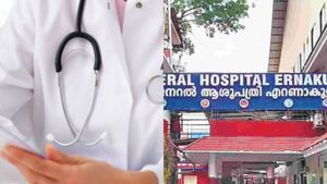 എറണാകുളത്ത് രോഗികളെ കാണാനെത്തിയവര്‍ ഡോക്ടറെ നിലത്തിട്ട് ചവിട്ടി; 2 പേര്‍ അറസ്റ്റില്‍