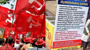 എടവണ്ണയിലെ സദാചാര ഫ്‌ളക്‌സ്; സിപിഎം ലോക്കല്‍ കമ്മിറ്റി സെക്രട്ടറിയടക്കം അഞ്ച് പേര്‍ അറസ്റ്റില്‍