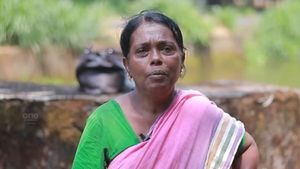 ''എന്റെ കൊച്ചിനെ കൊന്നവനെ തീറ്റയും കൊടുത്ത് സംരക്ഷിക്കുന്നു'', പൊട്ടിത്തെറിച്ച് ജിഷയുടെ അമ്മ
