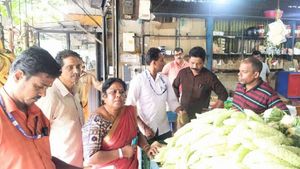 വിലയില്‍ ഏകീകരണമില്ല; നീലേശ്വരം, ചെറുവത്തൂര്‍ എന്നിവിടങ്ങളിലെ കടകളില്‍ പരിശോധന നടത്തി