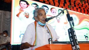 കല്ലേറിനും കുറുവടിക്കുമെതിരെ പുഞ്ചിരി; കണ്ണൂരിനെ സ്നേഹത്തിന്റെ ഭാഷ പഠിപ്പിച്ച ഉമ്മന്‍ചാണ്ടി
