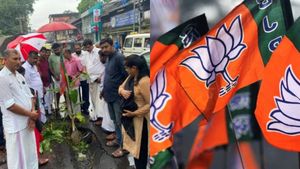 കണ്ണൂര്‍ നഗരത്തിലെ റോഡില്‍ കുഴി, ബിജെപി  പ്രവര്‍ത്തകര്‍ വാഴനട്ടു പ്രതിഷേധിച്ചു