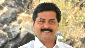 റോഡുകള്‍ പൂര്‍വ സ്ഥിതിയിലാക്കിയില്ല; കരാറുകാരനെ പുറത്താക്കി മന്ത്രി റോഷി അഗസ്റ്റിൻ 
