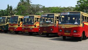 ഛര്‍ദ്ദിച്ച പെണ്‍കുട്ടിയെ തടഞ്ഞുവെച്ച് ബസ് കഴുകിപ്പിച്ചു; കെഎസ്ആര്‍ടിസി ഡ്രൈവര്‍ക്ക് സസ്‌പെന്‍ഷന്‍