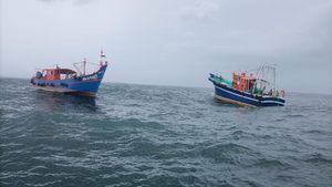  തൃശൂരില്‍ എന്‍ജിന്‍ നിലച്ച് വള്ളം കടലില്‍ കുടുങ്ങി; രക്ഷകരായി ഫിഷറീസ് റെസ്‌ക്യൂ ടീം