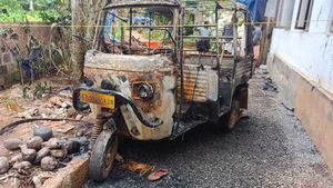 പെരിങ്ങത്തൂരില്‍ ബിഎംഎസ് നേതാവിന്റെ വീട്ടുമുറ്റത്ത് നിര്‍ത്തിയിട്ട ഓട്ടോറിക്ഷ കത്തിച്ചു