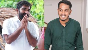 തിരക്കിനിടയില്‍ അല്‍പനേരം; കുശലം പറഞ്ഞും ചേര്‍ത്ത് പിടിച്ചും ചാണ്ടി ഉമ്മനും ജെയ്ക്കും ഒരുവേദിയില്‍