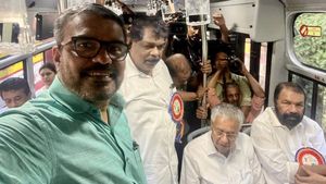 തലയെടുപ്പോടെ 60 ഇലക്ട്രിക് ബസ്; കന്നിയാത്രയിൽ മുഖ്യമന്ത്രിയും മന്ത്രിമാരും; ചിത്രങ്ങൾ വൈറൽ
