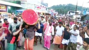 250  കിലോ ഭാരമുള്ള തടി ചുമന്ന് സിനു നടന്നത് 60 കിലോ മീറ്റർ; തോപ്രാംകുടിയിലെ വ്യത്യസ്ത മത്സരം