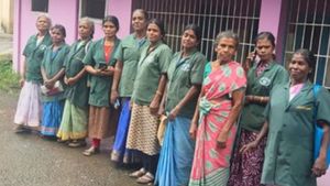 '15 ലക്ഷം തരണം, 5 ലക്ഷം വേണം; മൺസൂൺ ബംബറടിച്ച ചേച്ചിമാർക്ക് കത്തോട് കത്ത്.. വിലാസം ഭാ​ഗ്യസേന