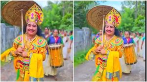 മകൾ മേക്ക്അപ്പ് ചെയ്ത് ഒരുക്കി; വിജയലക്ഷ്മി ടീച്ചർ മാവേലിയായി; കിടിലൻ മേക്ക്ഓവർ