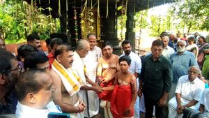 ചാമുണ്ഡി കോട്ടം പെരുംകളിയാട്ടത്തിലെ അഗ്‌നിക്കോലധാരികള്‍ക്ക് പട്ടും വളയും സമ്മാനിച്ചു