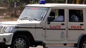  രേഖകൾ ഇല്ലാതെ മദ്യം കൈവശം വെച്ചു; 2 എക്സൈസ് ഉദ്യോഗസ്ഥർ പിടിയിൽ