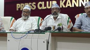 പ്രതിഷേധ സമരങ്ങള്‍ക്ക് ഫീസ്;  പിണറായി സർക്കാരിനെതിരെ ആം ആദ്മി