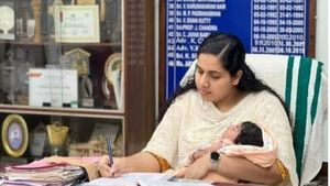 കുഞ്ഞ് ദുവയെ ചേർത്ത് പിടിച്ച് ഫയലുകളിൽ ഒപ്പിട്ട് മേയർ ആര്യ; വൈറലായി ചിത്രങ്ങൾ