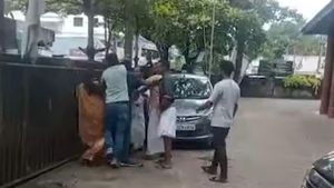 വിവാഹമോചന കേസിനെത്തി; ചേർത്തല കോടതി വളപ്പിൽ നാത്തൂന്മാരുടെ പൊരിഞ്ഞതല്ല്; വീഡിയോ വൈറൽ