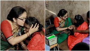 ജ്യോതി ചിരിയോടെ ചോദിച്ചത് കളക്ടറുടെ കയ്യിലെ കുപ്പിവള; കുപ്പിവളയ്ക്കൊപ്പം ചുംബനവും നൽകി ദിവ്യ എസ് അയ്യർ
