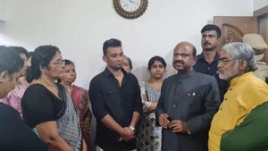 പിപി മുകുന്ദന്‍ വരും തലമുറയ്ക്ക് മാതൃകയായ നേതാവെന്ന് ബംഗാള്‍ ഗവര്‍ണര്‍ സിവി ആനന്ദബോസ്