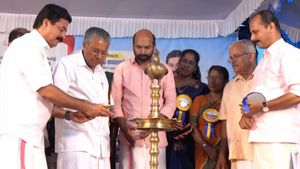 പാറപ്രം റഗുലേറ്റര്‍ ഉദ്ഘാടനം ചെയ്തു; കേരളത്തിനവകാശപ്പെട്ട ആനുകൂല്യം കേന്ദ്രം നിഷേധിക്കുന്നെന്ന് മുഖ്യമന്ത്രി