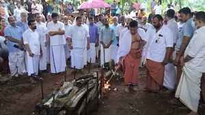 ബിജെപി നേതാവ് പിപി മുകുന്ദന് ആയിരങ്ങളുടെ അന്ത്യാജ്ഞലി: മൃതദേഹം സംസ്കരിച്ചു