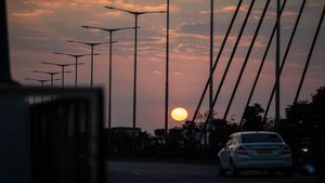 തൃശൂരിൽ ഓടിക്കൊണ്ടിരുന്ന കാർ കത്തി നശിച്ചു, കാറിൽ നിന്നിറങ്ങി ഓടി യാത്രക്കാരൻ