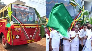 യാത്രക്കാരനായി മന്ത്രിയും; കാസർഗോഡിന് ആദ്യ  ഗ്രാമവണ്ടിയായി