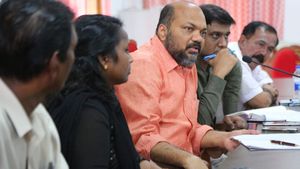  ബസ് സ്റ്റോപ്പുകൾ പുനഃക്രമീകരിക്കും, ക്രോസിംഗുകൾ കുറക്കും; കളമശേരി എച്ച്എംടി ജങ്‌ഷൻ കുരുക്ക് അഴിക്കാൻ നടപടി