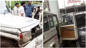 കണ്ണൂർ കളക്ടറേറ്റിന് മുൻപിലെ പെട്രോൾ പമ്പിലേക്ക് പൊലീസ് ജീപ്പ് നിയന്ത്രണം വിട്ടു ഇടിച്ചു കയറി 