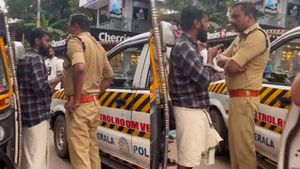 'പൊതുജനത്തിനും പോലീസിനും രണ്ട് നിയമമാണോ?'; നടുറോഡിൽ യുവാവും പോലീസും പൊരിഞ്ഞ തർക്കം, കേസ്