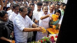 പയ്യാമ്പലത്ത് സതീശന്‍ പാച്ചേനിയുടെ സ്മൃതികുടീരം അനാച്ഛാദനം ചെയ്തു