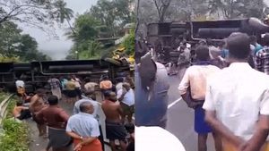 കോട്ടയത്ത് ശബരിമല തീര്‍ത്ഥാടകര്‍ സഞ്ചരിച്ച ബസ് മറിഞ്ഞു; 17 പേര്‍ക്ക് പരിക്ക്