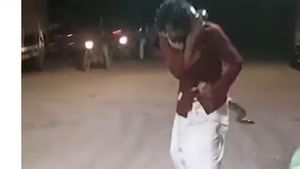 മദ്യപിച്ചു റോഡരികിൽ കിടന്നപ്പോൾ പെരുമ്പാമ്പ് കഴുത്തിൽചുറ്റി; രക്ഷകനായത് പെട്രോൾ പമ്പുജീവനക്കാരൻ 