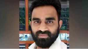 കോഴിക്കോട് ലോഡ്ജില്‍ തലയ്ക്ക് വെടിയേറ്റ നിലയില്‍ കണ്ടെത്തിയ പേരാമ്പ്ര സ്വദേശി മരിച്ചു