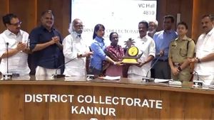 ആകാശതാരമായ സങ്കീര്‍ത്തനയെ  മന്ത്രി ഉപഹാരം നല്‍കി അനുമോദിച്ചു