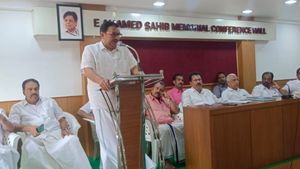 പെന്‍ഷന്‍ കിട്ടാതെ ജനങ്ങള്‍ പിച്ച തെണ്ടുമ്പോള്‍ അധികാരികള്‍ ആഡംബര ബസ് യാത്രയില്‍: കെ മുരളിധരന്‍