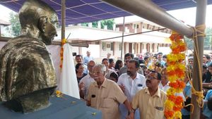 ഗാന്ധിജിയെ ഇവിടെ തമസ്‌കരിക്കുന്നവര്‍ വിദേശത്തുപോയി ഗാന്ധിജിയെ പുകഴ്ത്തുന്നു: ടി പത്മനാഭന്‍