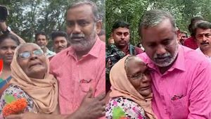   മറ്റപ്പള്ളിയിൽ മന്ത്രിയുടെ കാല് പിടിച്ച് കരഞ്ഞ് വയോധിക; വൈകാരിക രംഗങ്ങൾ