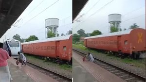 ട്രാക്ക് മുറിച്ച് കടക്കുന്നതിനിടെ വന്ദേഭാരത് തൊട്ടുമുന്നില്‍; വയോധികന്‍ രക്ഷപ്പെട്ടത് തലനാരിഴയ്ക്ക്