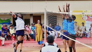 പോലീസിനെ വിറപ്പിച്ച് ജനപ്രതിനിധികള്‍ ;ആവേശമായി സെലിബ്രിറ്റി വോളി