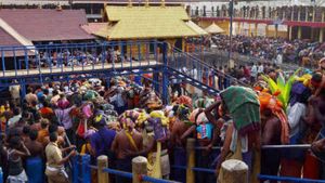 ശബരിമലയിൽ തിരക്ക് നിയന്ത്രിക്കാൻ കൂടുതൽ ക്രമീകരണങ്ങൾ; ദർശന സമയം കൂട്ടി