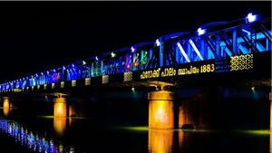  ഇനി പാലങ്ങള്‍ തിളങ്ങും: വൈദ്യുത ദീപാലങ്കാര പ്രഭയില്‍ തിളങ്ങി ഫറോക്ക് പഴയ പാലം