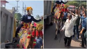 കണ്ണൂരില്‍ ഒട്ടക പുറത്തേറി വരന്റെ വിവാഹഘോഷയാത്ര, റോഡ് ഗതാഗതം മുടങ്ങി;  25 പേര്‍ക്കെതിരെ കേസ് 