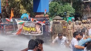 കലക്ടറേറ്റ് മാര്‍ച്ച്: 30 യൂത്ത് കോണ്‍ഗ്രസുകാര്‍ക്കെതിരെ കേസ്, പൊലീസിനെതിരെ വനിതാപ്രവര്‍ത്തകരുടെ പരാതി