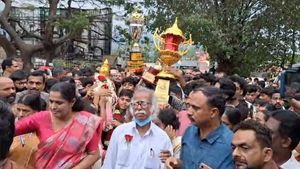 കലോത്സവത്തില്‍ കപ്പുയര്‍ത്തിയ കണ്ണൂര്‍ ടീമിന് കലക്കന്‍ സ്വീകരണവുമായി ജില്ലയിലെ പൗരാവലി
