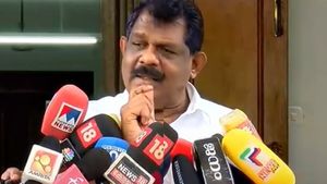 തിരുവനന്തപുരത്തെ  പൊട്ടിപ്പൊളിഞ്ഞ റോഡുകൾ ദുബായിലേത് പോലെ ആകും; ആന്റണി രാജു