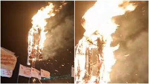 പപ്പാഞ്ഞി മോഡലില്‍ ഗവര്‍ണറുടെ കോലം പയ്യാമ്പലത്ത് കത്തിച്ച് എസ് എഫ് ഐ പ്രതിഷേധം