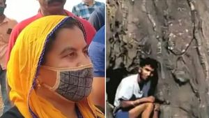 കുറുമ്പാച്ചി മലയിടുക്കില്‍ കുടുങ്ങിയ ബാബുവിന്റെ അമ്മയും സഹോദരനും മരിച്ച നിലയില്‍; ആത്മഹത്യ?